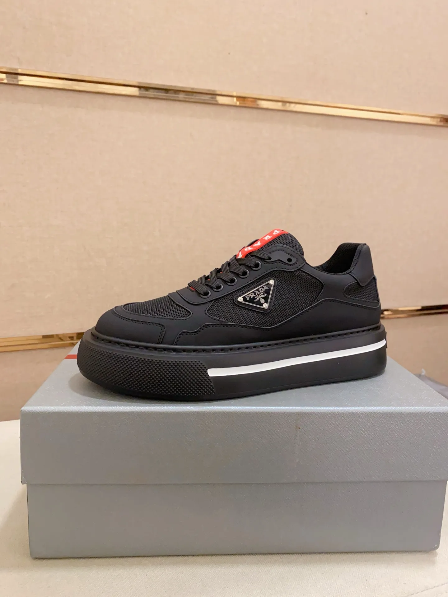 Men's shoes 💰 580💰 ✔️✔️✔️Higher version High-quality new PRADA (Prada) counters are launched simultaneously, new men's shoes, 😘fabrics are selected from breathable fly weave fabrics. Lining: Imported cowhide leather lining. 👍🏿High-end☄️Open-molded non-slip rubber outsole, exquisite lines, simple and elegant, comfortable and high-end for leisure travel. Number of yards: 38 to 44.